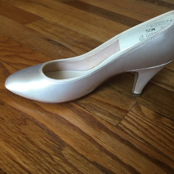 Coloriffic Women's 5M Satin Champagne  Preowned - Picture 2 of 6